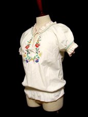 画像2: ハンドメイドのフラワー刺繍がとっても可愛い ヨーロッパ古着 半袖スモックブラウス【1048】 (2)
