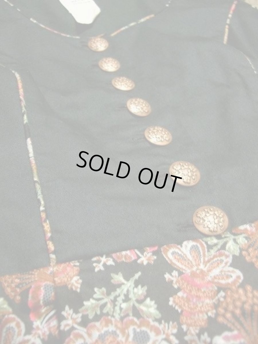 画像5: 花柄切替しデザイン アンティークボタンも素敵 大人っぽいの雰囲気 黒 　ディアンドル チロルワンピース ドイツ民族衣装 舞台 演奏会 フォークダンス オクトーバーフェスト 【1254】 (5)