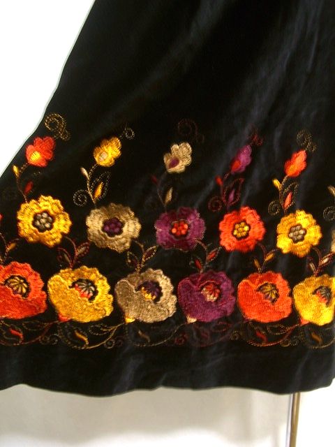 ヨーロッパ古着 秋冬におすすめ 花刺繍が見事 ヴィンテージベロアワンピース 黒 古着屋チエルアルコ