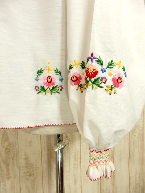 スイス製 贅沢なお花刺繍が素晴らしい 袖・ウエストにも可愛らしい刺繍 