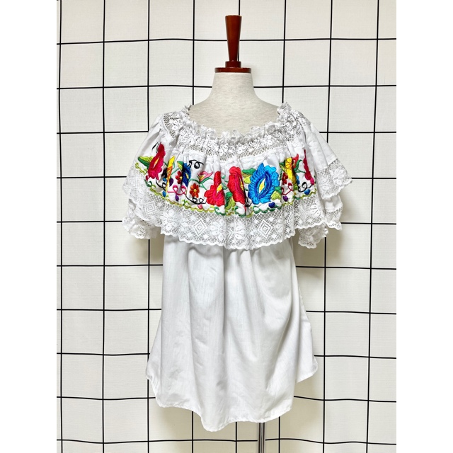 画像1: お花刺繍 透かし編みレース ホワイト フォークロア レトロ 半袖 ヨーロッパ古着 ヴィンテージ刺繍ブラウス (1)