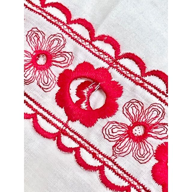 大人フォークロア お花刺繍がとっても可愛い 袖にぷっくり見事な刺繍