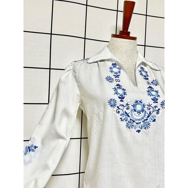 ハンガリー製 お花刺繍 ホワイト ブルーステッチ フォークロア