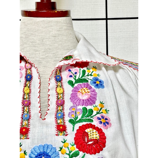 花刺繍 ホワイト カラフルステッチ ヨーロッパ古着 半袖 ヴィンテージ 